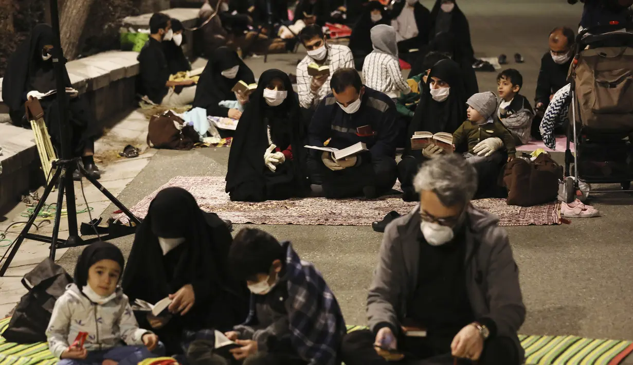 Jemaah berdoa memburu malam lailatul qadar saat Ramadan di luar Masjid Universitas Teheran, Laylat al-Qadr, Iran, Selasa (12/5/2020). Iran mengizinkan masjid dibuka kembali, namun dengan memperhatikan prosedur kesehatan dan sosial untuk mencegah penyebaran COVID-19. (AP Photo/Vahid Salemi)
