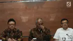 Menteri Dalam Negeri Tjahjo Kumolo bersama Ketua KPK Agus Rahardjo dan Sekretaris Menteri PAN-RB, Dwi Wahyu Atmaji memberikan keterangan terkait banyaknya anggota DPRD yang terlibat kasus korupsi, di Jakarta, Selasa (4/9). (Merdeka.com/Dwi Narwoko)