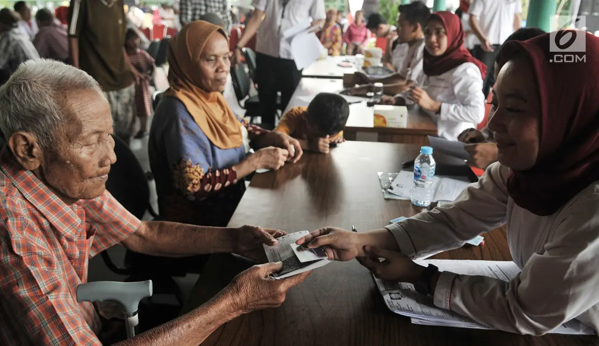 Warga menerima Kartu Lansia Jakarta (KLJ) saat pendistribusian di Jakarta Islamic Center, Koja, Rabu (24/4). Penerima KLJ adalah warga ber-KTP DKI Jakarta berusia di atas 60 tahun dan tidak memiliki penghasilan tetap atau kurang mampu. (merdeka.com/Iqbal S. Nugroho)