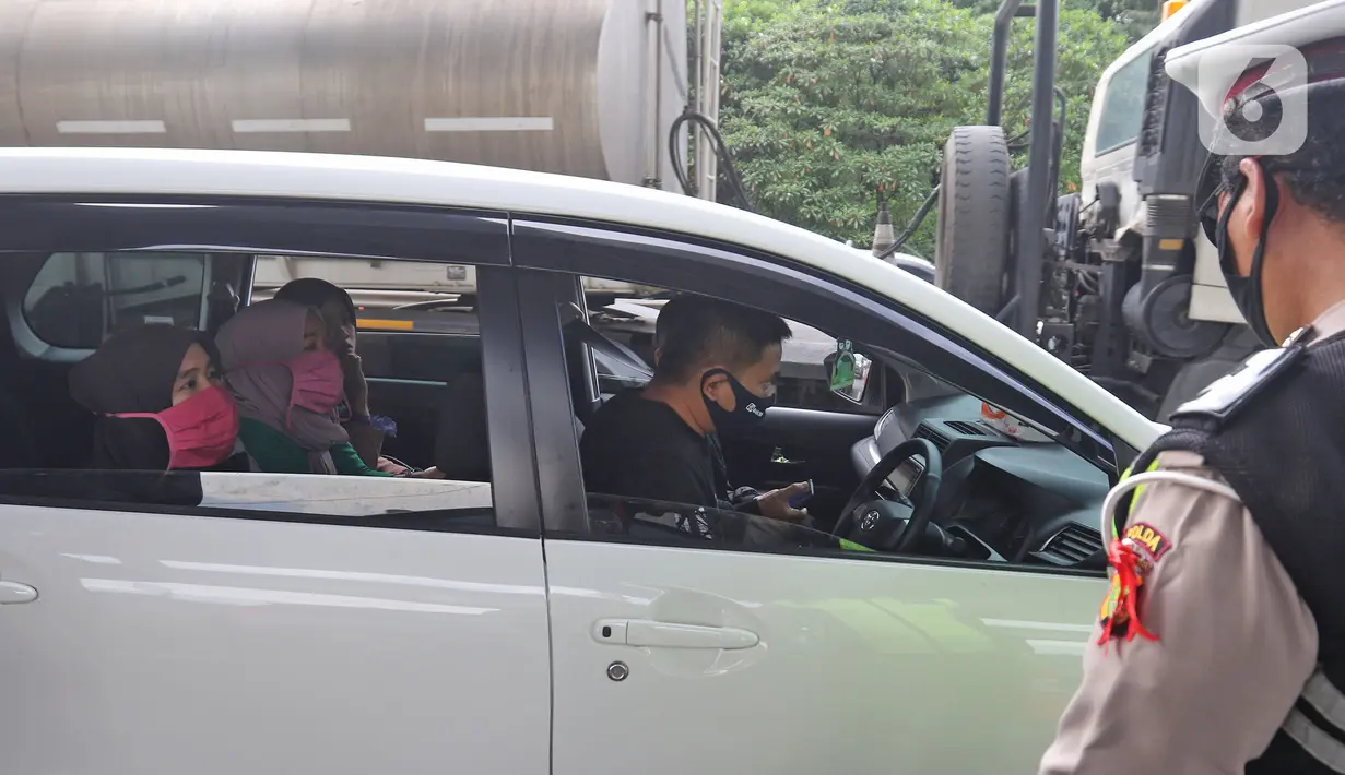 Polisi memeriksa kendaraan di Pos Penyekatan Jalur Mudik, Gerbang Tol Cikarang Barat, Bekasi, Rabu (20/5/2020). Sejak 24 April sampai 19 Mei 2020, Ditlantas Polda Metro Jaya telah memutarbalikkan 20.972 kendaraan mudik Lebaran yang hendak meninggalkan Jabodetabek. (Liputan6.com/Herman Zakharia)