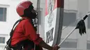 Pekerja membersihkan debu yang menempel pada tembok dan logo KPK di Gedung KPK, Jakarta, Rabu (21/11). Pemerintah Kota Banda Aceh merupakan daerah yang memiliki risiko korupsi terendah. (Merdeka.com/Dwi Narwoko)