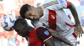 Penyerang Peru Paolo Guerrero dan bek Kanada Kamal Miller melakukan sundulan aat bersaing berebut bola pada matchday kedua Grup A Copa America 2024 di Stadion Children's Mercy Park, Rabu (26/6/2024).  (AP Photo/Reed Hoffmann)