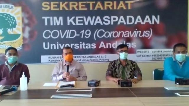 Wakil Gubernur Sumbar, Nasrul Abit saat melakukan wawancara online dengan jurnalis di provinsi setempat.