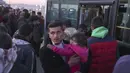 Pengungsi Suriah yang tinggal di Turki naik bus melalui penyeberangan perbatasan Bab al-Hawa utara, pada 17 Februari 2023, saat mereka kembali ke Suriah setelah gempa bumi yang mematikan. Perubahan aturan yang dirancang untuk menyatukan kembali keluarga di kedua sisi perbatasan yang dilanda bencana 6 Februari, yang telah menewaskan lebih dari 41.000 orang dan membuat jutaan orang mengungsi di kedua negara. (AFP/Omar Haj Kadour)