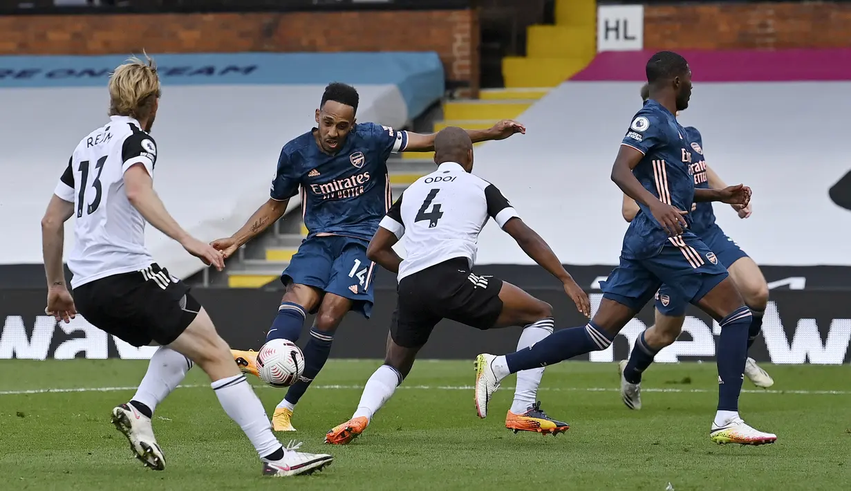 Penyerang Arsenal, Pierre-Emerick Aubameyang, berusaha melepaskan tendangan ke gawang Fulham pada laga Liga Inggris di Craven Cottage, London, Sabtu (12/9/2020) malam WIB. Arsenal menang 3-0 atas Fulham.  (Ben Stansall/Pool via AP)