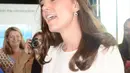 Duchess of Cambridge, Kate Middleton bermain tinju saat acara Heads Together di Stratford , London Timur , Inggris, 16 Mei 2016. Kate Middleton bermain tinju dengan mantan juara tinju dunia tiga kali Duke McKenzie. (REUTERS / Jeremy Selwyn)