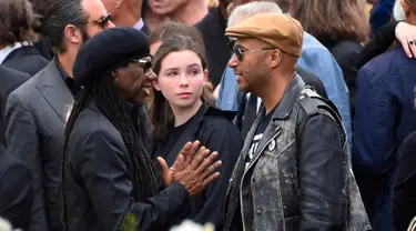 Gitaris Tom Morello berbincang dengan Nile Rodgers di pemakaman Chris Cornell di Hollywood Forever Cemetery di Los Angeles, AS (26/5). Chriss Cornell, vokalis dari Soundgarden meninggal pada Kamis (18/5/2017). (Photo by Chris Pizzello/Invision/AP)