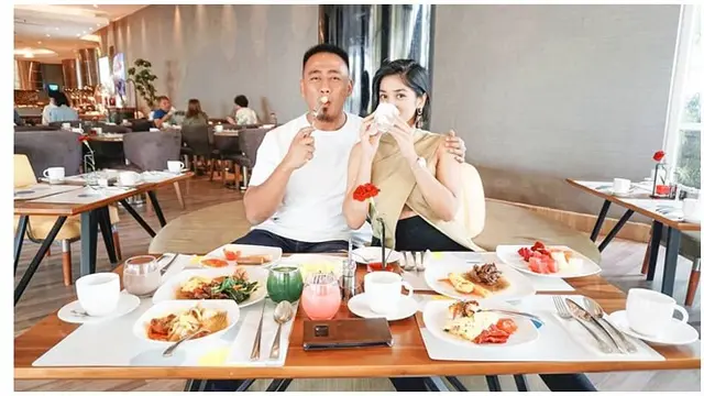 Saat makan bersama, Fanny Ghassani dan suami pun tampak mesra