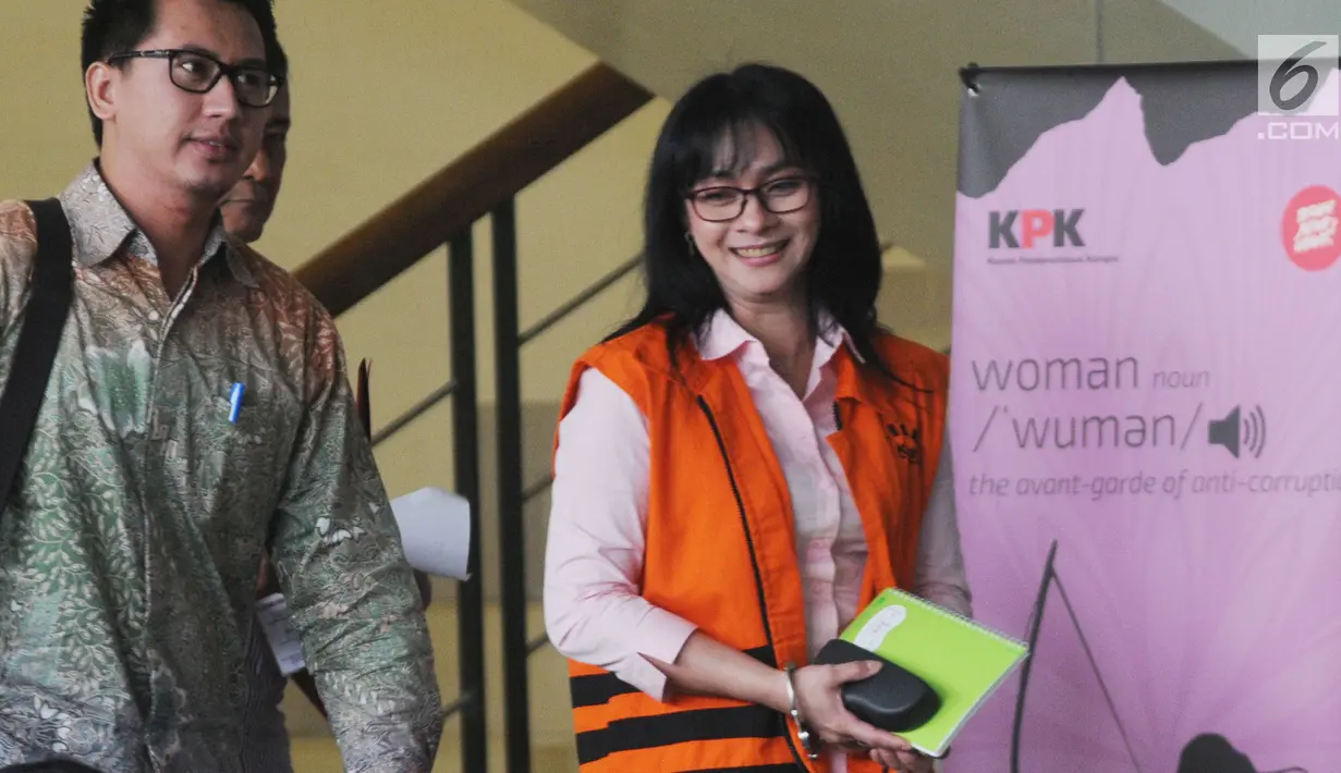 Bupati Kepulauan Talaud, Sulawesi Utara nonaktif Sri Wahyumi Maria Manalip tersenyum usai menjalani pemeriksaan di Gedung KPK, Jakarta, Selasa (27/8/2019). Sri Wahyumi diperiksa sebagai tersangka untuk melengkapi berkas P21. (merdeka.com/Dwi Narwoko)
