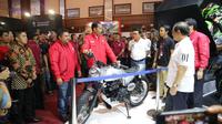 Presiden RI Joko Widodo beserta beberapa staf dan jajaran menteri berkunjung ke pameran IMOS 2018 di JCC, Senayan, Jakarta, Sabtu (3/11/2018).