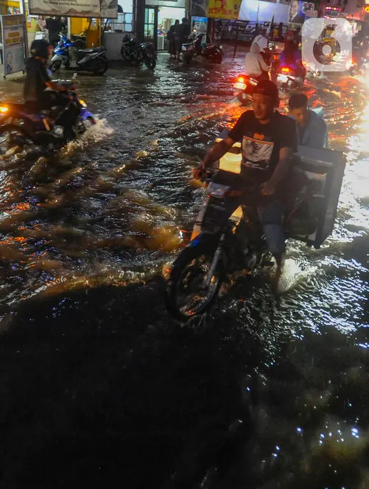 Kondisi kawasan Jalan Dr. Setiabudi, Pamulang, Tangerang Selatan yang tergenaang air. (merdeka.com/Arie Basuki)