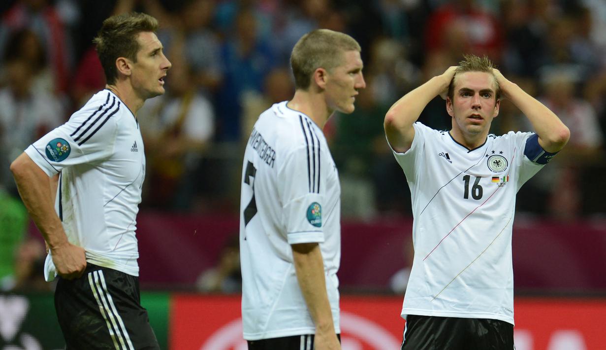 Jerman berhasil lolos ke putaran final Piala Eropa 2012 dengan hasil sempurna, 10 kali menang dalam 10 laga. Menang 3 kali dalam fase grup di putaran final, Joachim Loew membawa Jerman hingga babak semifinal. Jerman tersingkir setelah dikalahkan Italia 1-2. (AFP/Patrik Stollarz)