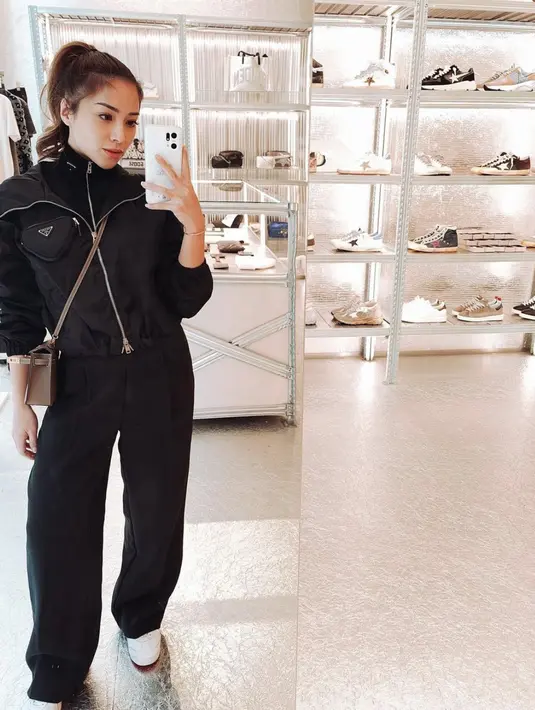 <p>Gaya panutan lainnya yang menginspirasi dari Nikita Willy adalah tampilannya dalam balutan jaket Prada. Kesan sporty menghadirkan pesona menawan pada dirinya. [Foto: IG/nikitawillyofficial94].</p>