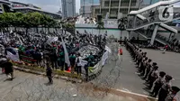 Sejumlah ormas Islam menggelar aksi kecam pernyataan Presiden Prancis di kawasan Sarinah, Jakarta, Rabu (4/11/2020). Dalam aksi unjuk rasa tersebut mereka mengecam pernyataan Presiden Prancis Emmanuel Macron yang diaanggap menghina Islam dan Nabi Muhammad. (Liputan6.com/Faizal Fanani)