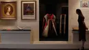 Seorang wanita melihat gaun upacara yang dikenakan Ratu Victoria pada upacara penobatannya tahun 1838 sebagai bagian dari pameran di Istana Buckingham, London, Rabu (17/7/2019). Pameran yang dibuka pada 20 Juli itu menandai peringatan 200 tahun kelahiran Ratu Victoria. (AP Photo/Frank Augstein)