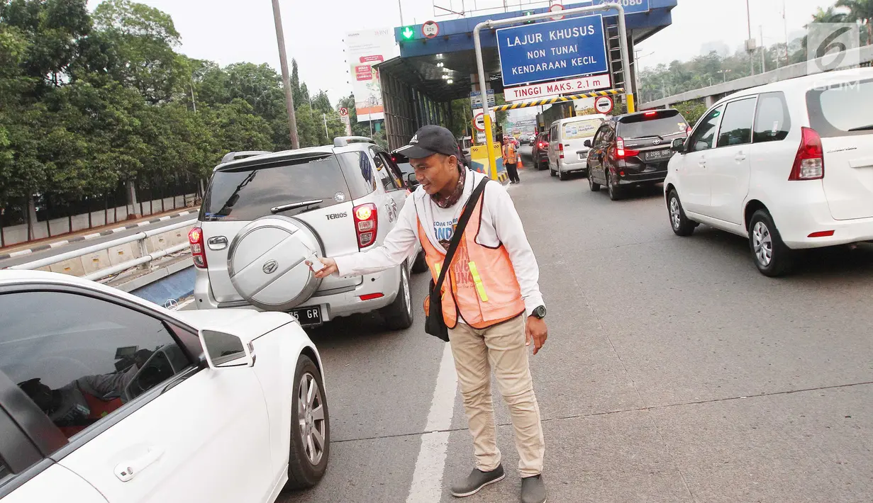 Petugas menawarkan kartu transaksi tol non tunai kepada pengendara di gerbang tol Pejompongan, Jakarta, Jumat (15/9). Hal tersebut dilakukan agar transaksi penggunaan jalan tol lebih cepat dan tidak terlalu antre. (Liputan6.com/Angga Yuniar)