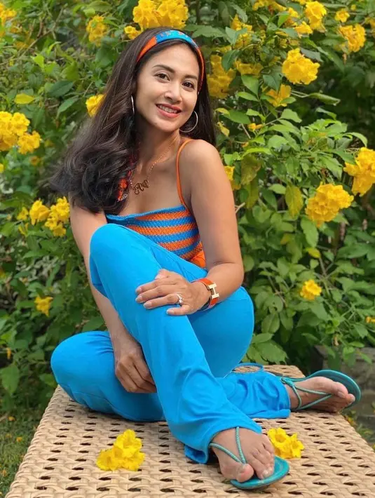 Gaya retro Diah memadukan stripped tank top dengan cutbray pants warna biru. Tak lupa bandana dengan warna oranye-biru yang senada. (Instagram/dps_diahpermatasari).