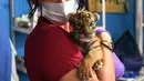 Seorang dokter hewan memegang anak harimau bengal yang baru lahir di Pusat Penyelamatan dan Rehabilitasi Satwa Liar "BioZoo" di negara bagian Veracruz, Meksiko, 5 April 2020. Bayi harimau yang lahir pada 14 Maret 2020 lalu ini dinamai 'Covid' di tengah pandemi wabah virus corona. (VICTORIA RAZO/AFP)