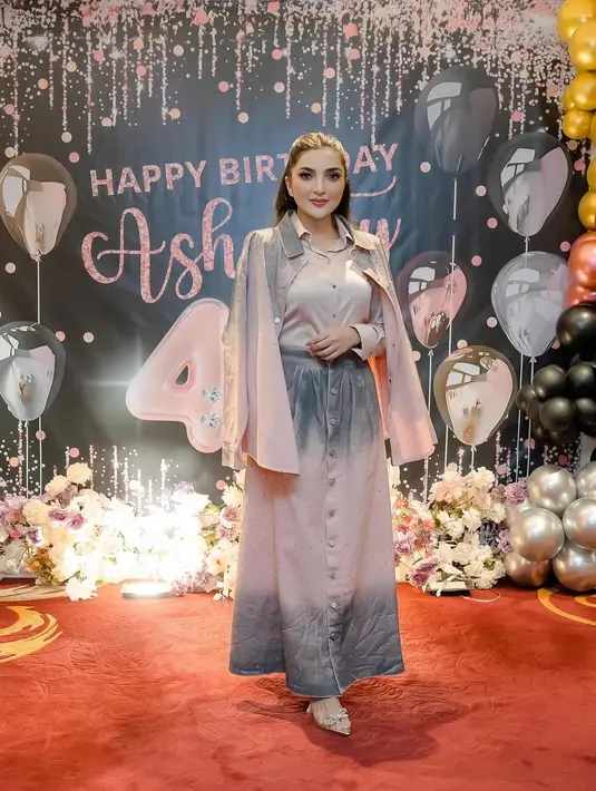 Ashanty menyelesaikan tampilannya dengan clear heels berpita jadi sentuhan netral tapi tetap manis [@ashanty_ash]