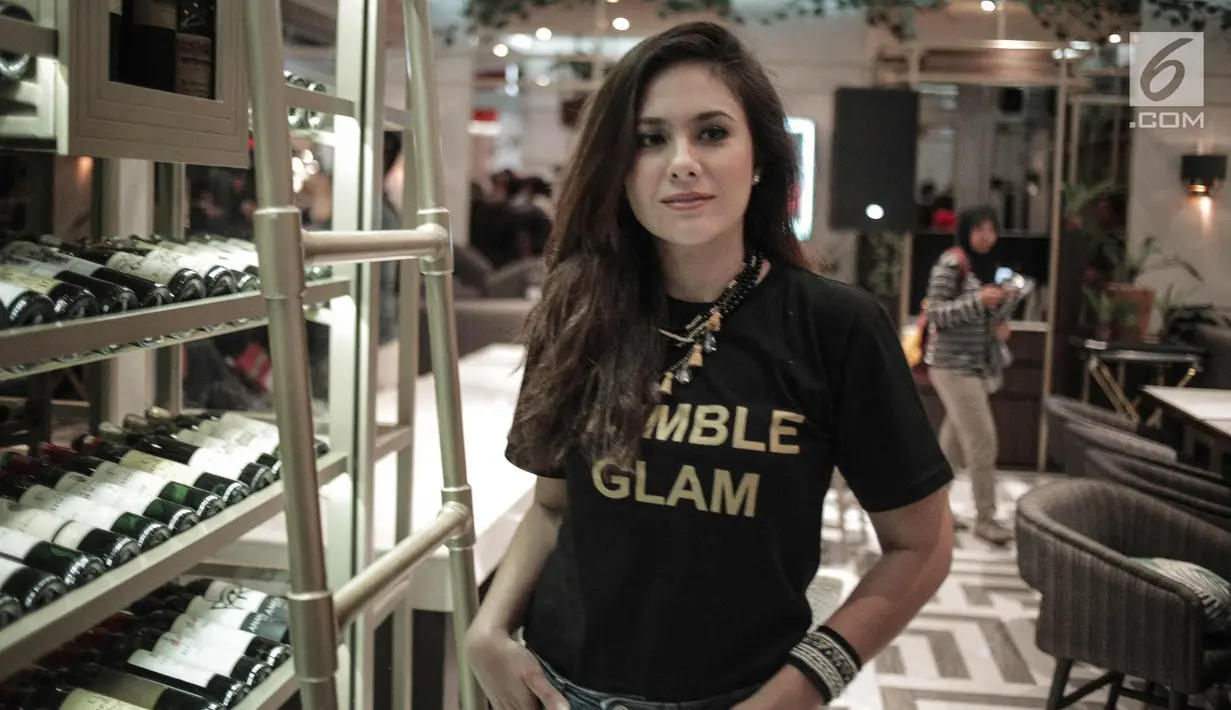 Aktris cantik Wulan Guritno berpose saat ditemui awak media di kawasan Jakarta, Rabu (28/3). Meski sudah mempunyai 3 anak, dirinya tetap terlihat awet muda dan fashionable. (Liputan6.com/Faizal Fanani)