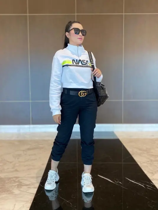 Gaya sporty ternyata sudah menjadi andalan Fitri Carlina. Kali ini, ia memadukan sweater putih dan celana hitam. Wanita kelahiran  Banyuwangi, 29 Mei 1987 itu juga tampak melengkapi penampilannya dengan sneakers putih. 
 (Liputan6.com/IG/fitricarlina)
