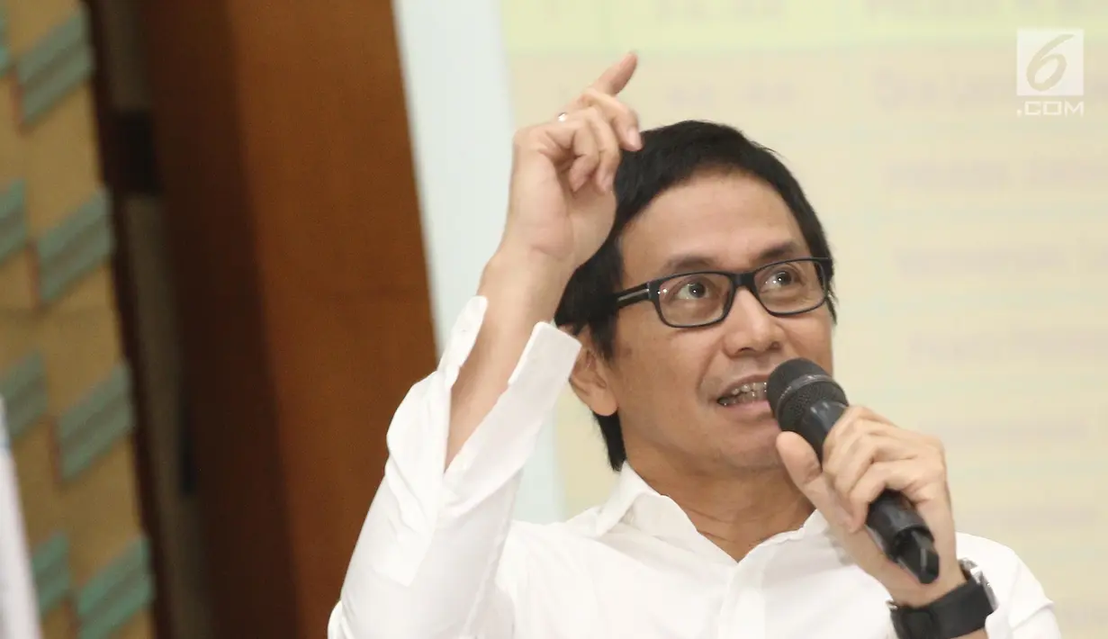 Konduktor Addie MS memberikan keterangan pada acara jumpa media Harmoni Indonesia 2018 di Kemenristekdikti, Jakarta, Jumat (3/8). Kegiatan itu akan melibatkan 7 juta mahasiswa dari seluruh perguruan tinggi di Tanah Air. (Liputan6.com/Herman Zakharia)
