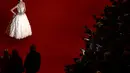 Aktris AS dan Presiden Dewan Juri Berlinale Kristen Stewart berpose untuk para fotografer setibanya untuk pemutaran perdana film 'She Came To Me' dan upacara pembukaan Festival Film Internasional Berlin, di Berlin, Jerman, Kamis (16/2/2023). Kristen Stewart Dia memberikan tampilan ultra-feminin dengan alis gelap dan eyeshadow merah tua. (John MACDOUGALL / AFP)