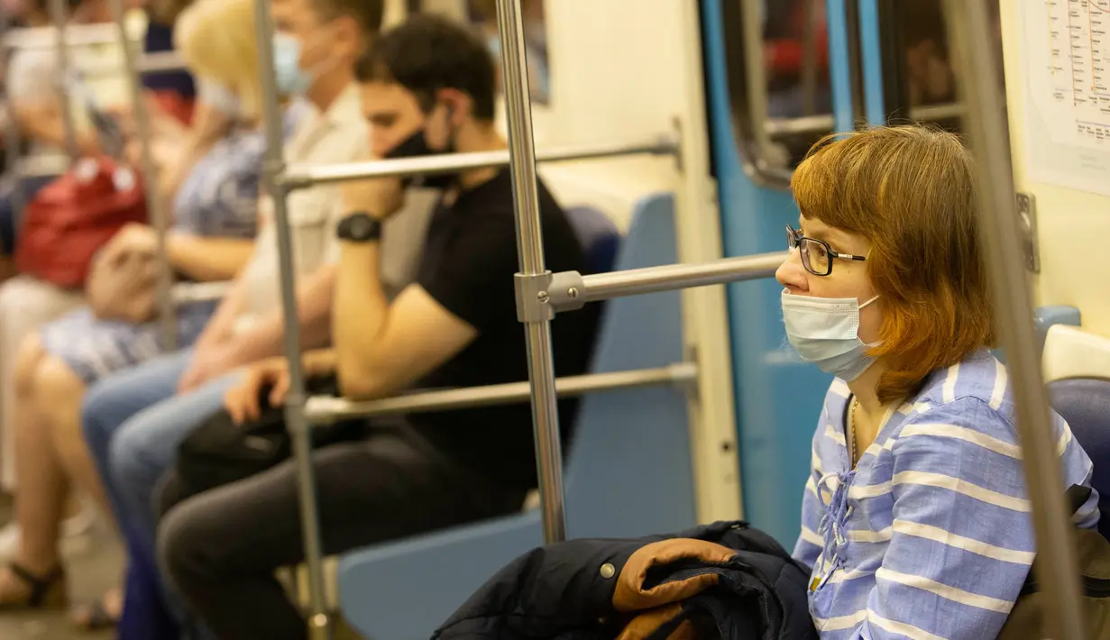 Para penumpang yang mengenakan masker duduk di kereta bawah tanah di Moskow, Rusia 23/6/2020). Rusia melaporkan 7.425 kasus COVID-19 dalam 24 jam terakhir, sehingga totalnya menjadi 599.705, demikian disampaikan pusat tanggap COVID-19 negara tersebut. (Xinhua/Alexander Zemlianichenko Jr)