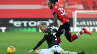 Gelandang Manchester United, Donny van de Beek, berusaha keras untuk mengamankan bola dalam laga kontra Southampton di Premier League, Minggu (29/11/2020). (MIKE HEWITT / POOL / AFP)