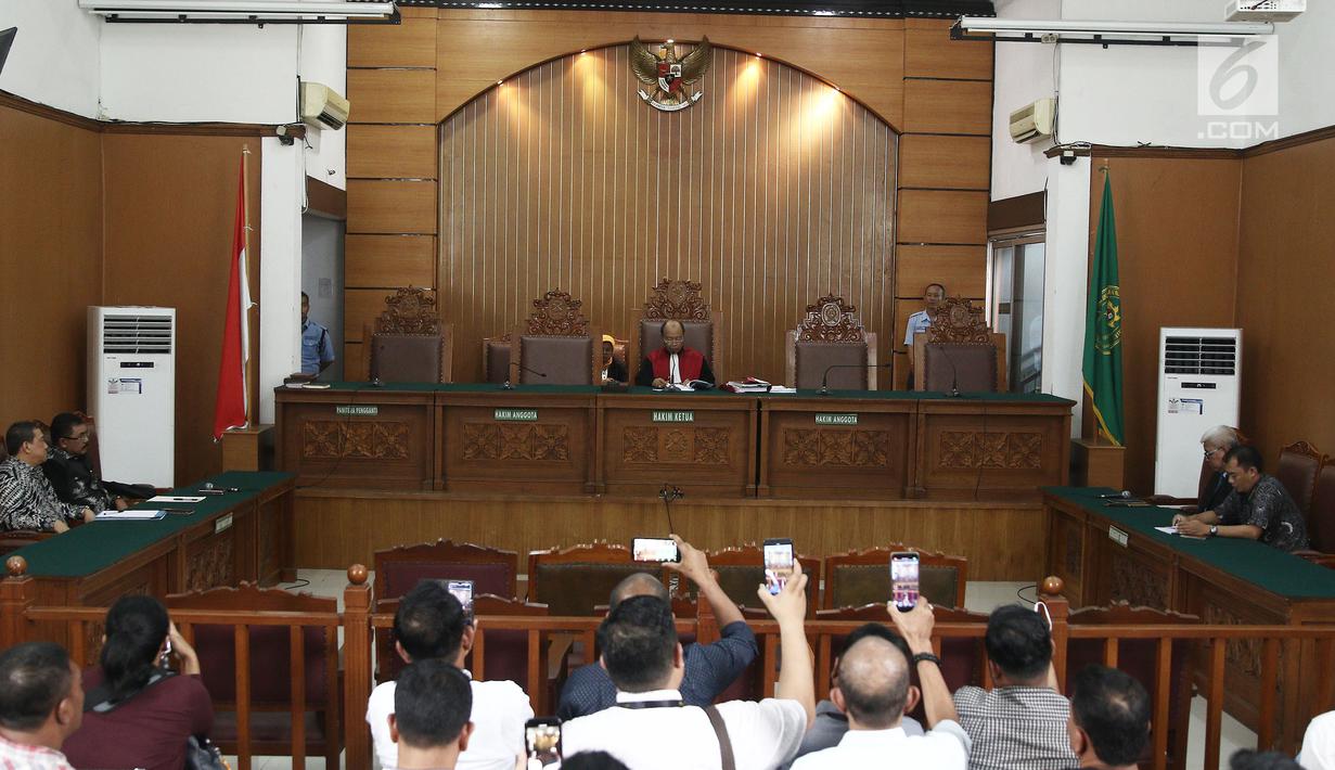 Suasana sidang praperadilan Gubernur Aceh nonaktif Irwandi Yusuf di PN Jakarta Selatan, Rabu (24/10). Hakim tunggal Riyadi Sunindyo menolak permohonan praperadilan Irwandi Yusuf. (Liputan6.com/Herman Zakharia)
