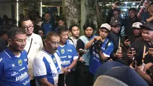 Komisaris PT Persib Bandung Bermartabat (PBB), Umuh Muchtar, saat mengumumkan perekrutan Mariano Peralta. (Bola.com/Erwin Snaz)