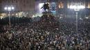 Pendukung Italia merayakan kemenangan di Piazza Duomo, Milan pada Senin (12/07/2021), setelah Italia berhasil mengalahkan Inggris pada Final Euro 2020 yang berlangsung di Stadion Wembley. Italia mengalahkan Inggris 3-2 dalam adu penalti setelah bermain imbang 1-1. (AP/Pool/Claudio Furlan)