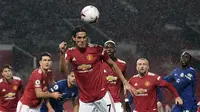 Striker Manchester United (MU) Edinson Cavani menyundul bola dalam laga kontra Chelsea pada pekan keenam Liga Inggris di Old Trafford, Sabtu (24/10/2020). (Michael Regan/Pool via AP)