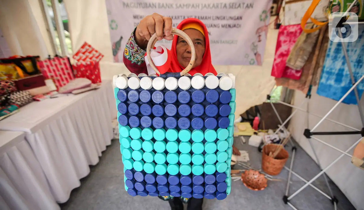 Dalam konteks pengelolaan sampah, praktik sirkular ekonomi bisa diwujudkan melalui praktik pengurangan sampah, desain ulang, penggunaan kembali, dan daur ulang. (Liputan6.com/Faizal Fanani)
