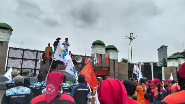 Massa Buruh Demo Depan Gedung DPR