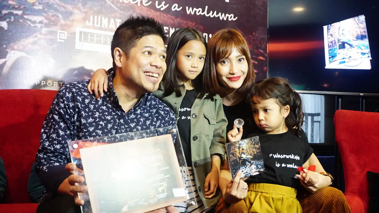9Bintang) Baim didampingi istrinya Artika Sari Devi