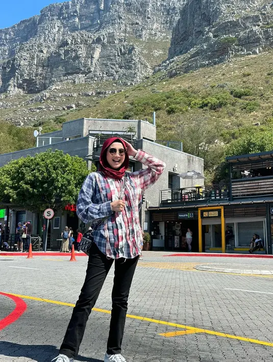 Meskipun tak juga mendapatkan jodoh sampai akhir hayatnya, ia pun hanya bisa pasrah. Desy juga tak mempermasalahkan hingga akhirnya tak memiliki suami. [Instagram/desyratnasariterdepan]