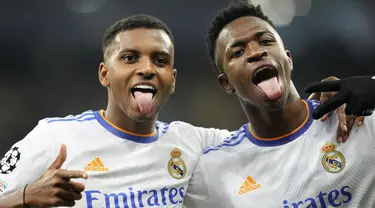 Pemain Real Madrid Rodrygo (kiri) melakukan selebrasi dengan Vinicius Junior usai mencetak gol ke gawang Shakhtar Donetsk pada pertandingan grup D Liga Champions di Stadion Olympiyskiy, Kyiv, Ukraina, Selasa (19/10/2021). Real Madrid menang 5-0. (AP Photo/Efrem Lukatsky)