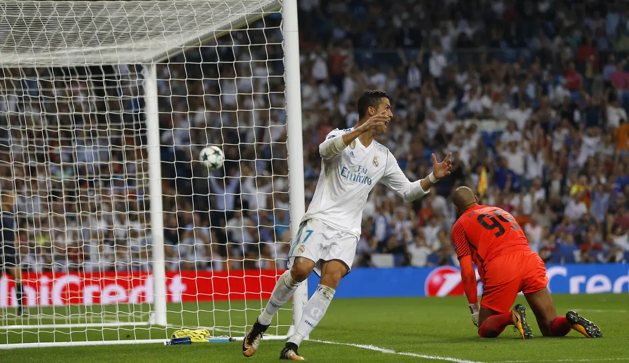 Gaya pemain Real Madrid, Cristiano Ronaldo setelah membobol gawang APOEL Nicosia yang dikawal, Boy Waterman pada laga grup H Liga Champions di Santiago Bernabeu stadium, Madrid, (13/9/2017). Real Madrid Menang 3-0. (AP/Francisco Seco)