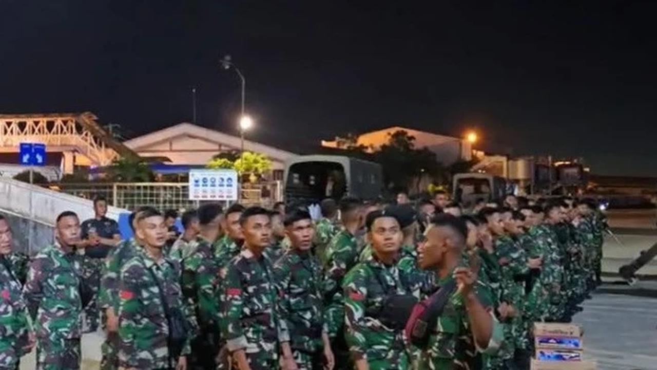 TNI AL Bantu Korban Bencana Sumatra