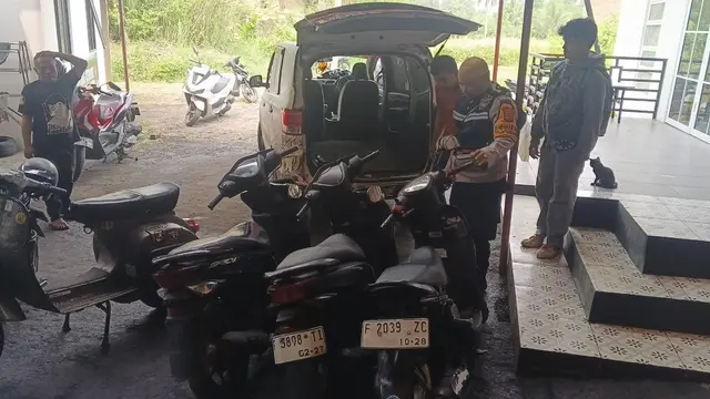Barang bukti yang diamankan warga dari geng motor di Sukabumi. (Dok. Istimewa).