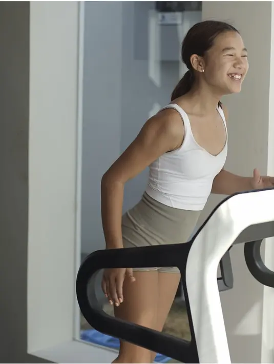 Ia kerap tampil fit dengan active wear yang dikenakannya. Penampilannya begitu inspiratif, pancarkan gaya hidup aktif dan sehat. [Foto: instagram/ Kiyomi Bachdim]