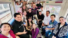 Artis papan atas termasuk Kirana Larasati, Ayu Dewi, Yuni Sara, Chelsea Islan, Widi Mulia, Nirina Zubir, Indy Barends, Aurelie Moeremans, Reisa Broto Asmoro, Desta, Candil, Lukman Sardi, Ari Lasso hingga Cak Lontong ikut menjajal LRT Jabodetabek bersama Presiden RI. Para artis tampak antusias dalam momen tersebut. (Liputan6.com/IG/@indybarends)