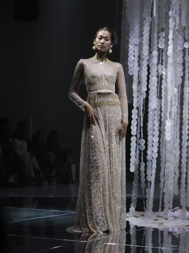 Dilantik Jadi Anggota IPMI, Ivan Gunawan Hadirkan Busana Mewah dan Megah