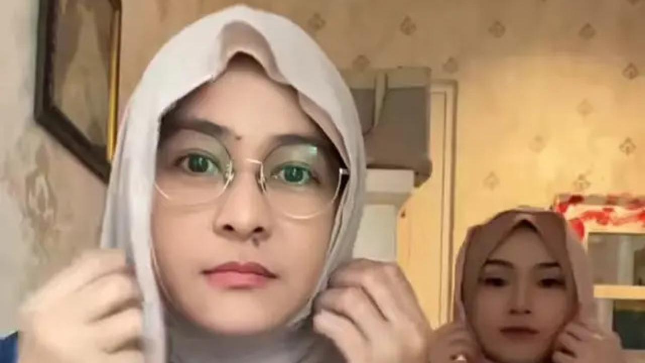 7 Potret Dara dan Mita Band Rock The Virgin Berhijab, Tampil Kalem