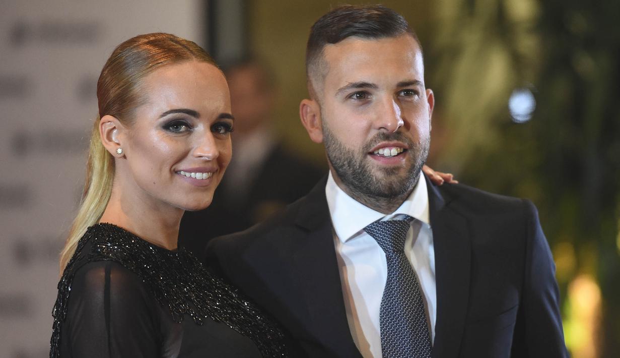 Bek Barcelona, Jordi Alba, didampingi sang istri menghadiri resepsi pernikahan bintang Barcelona, Lionel Messi di Kompleks City Center, Santa Fe, Jumat (30/6/2017). (AFP/Eitan Abramovich) 