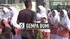 Gempa berkekuatan magnitudo 6,8 kejutkan warga Ambon Maluku Kamis (26/9/2019) pagi. Sejumlah guru dan murid berhamburan ke luar kelas saat gempa guncang bangunan sekolah.