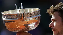 Stan Wawrinka petenis Swiss bersama trofi Grandslam Prancis Terbuka setelah mengalahkan Novak Djokovic di final. (AP Photo/Francois Mori)