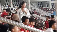 Azizah Salsha memberikan dukungan langsung kepada sang suami yang merupakan bek Timnas Indonesia U-23 Pratama Arhan. Selebgram yang akrab disapa Zize itu hadir di tribun VIP Stadion Manahan, Solo, Sabtu (9/9/2023), saat Timnas Indonesia U-23 menang 9-0 atas Chinese Taipei pada Kualifikasi Piala Asia U-23 2024. (foto: Liputan6.com/Fajar Abrori)