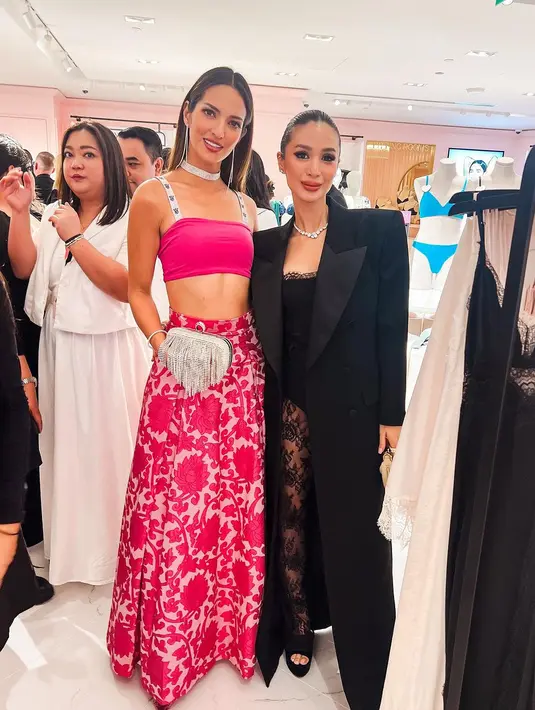 Nia Ramadhani lengkapi tampilan dengan kalung dan anting berlian yang menjuntai [@ramadhaniabakrie]